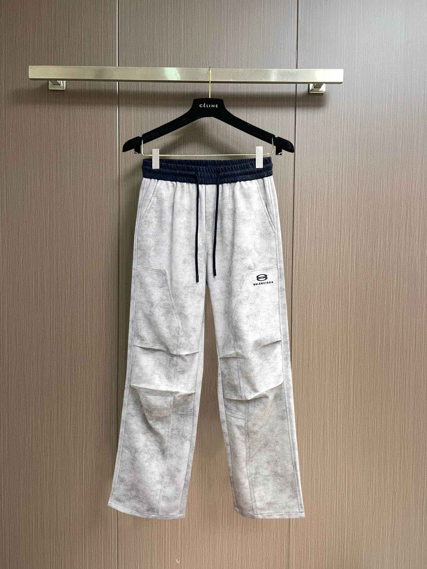 Balenciaga 🆕2026 Autumn and Winter New Arrival Casual Pants! 🎁On sale simultaneously on the official website. Brand Classic LOGO casual pants, customized fabrics, excellent comfort and strong touch. Highly recognisable, perfect appearance and craftsmanship. Size:M-3XL